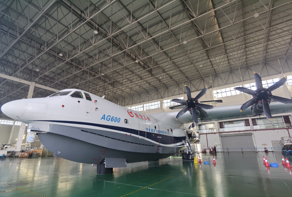 驰盈策略 15秒汲水12吨 “鲲龙”AG600水上首飞、投汲水试验均在荆门